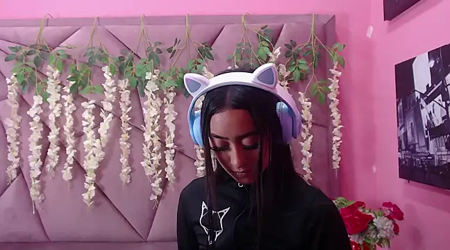 Miaa Thopmson online show from February 19, 4:12 am