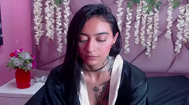 Miaa Thopmson online show from March 19, 6:12 pm