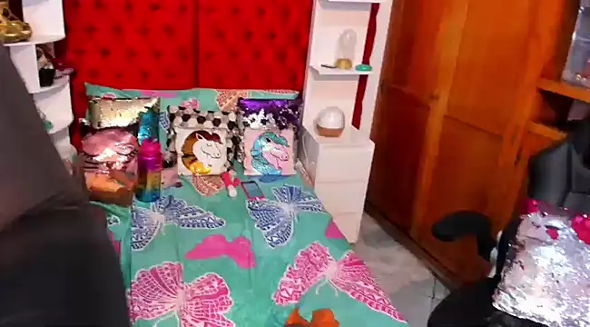 Snapshot of larafoxter chatting on December 13, 8:58 pm larafoxter online show from December 13, 8:58 pm