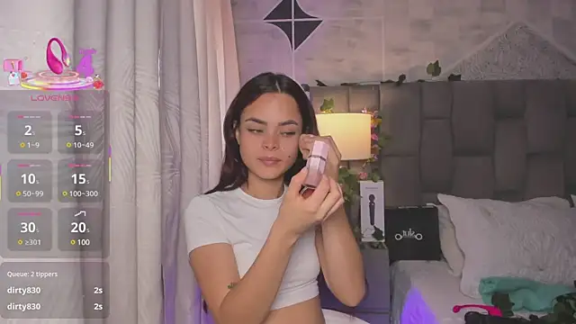 HannaRhodes online show from March 8, 2:40 pm