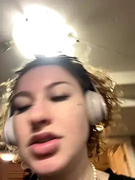 Snapshot of sluttysmiley chatting on December 17, 4:07 am sluttysmiley online show from December 17, 4:07 am