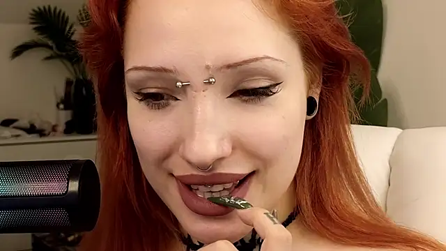 Snapshot of violetviolator chatting on March 20, 4:20 pm violetviolator online show from March 20, 4:20 pm