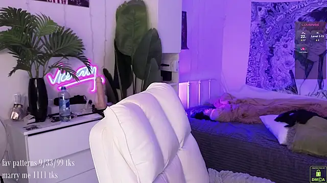 Snapshot of violetviolator chatting on October 18, 4:26 am violetviolator online show from October 18, 4:26 am