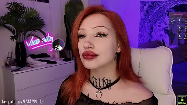 Snapshot of violetviolator chatting on November 23, 5:07 am violetviolator online show from November 23, 5:07 am