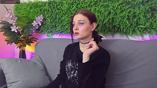 AprilAvery online show from March 18, 4:15 pm