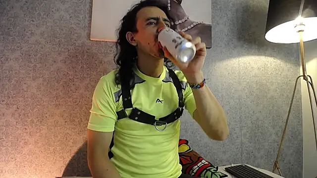 Snapshot of Sr_Magnus_ chatting on March 20, 3:56 am Sr Magnus online show from March 20, 3:56 am