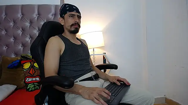 Snapshot of Sr_Magnus_ chatting on October 3, 5:15 am Sr Magnus online show from October 3, 5:15 am