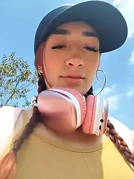 Snapshot of ariiel_ chatting on December 7, 3:52 pm ariiel online show from December 7, 3:52 pm