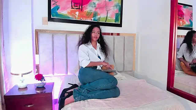 Snapshot of AntonellaHall_ chatting on December 21, 12:27 pm AntonellaHall online show from December 21, 12:27 pm