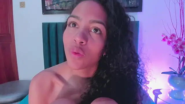 Snapshot of AntonellaHall_ chatting on February 27, 6:20 pm AntonellaHall online show from February 27, 6:20 pm