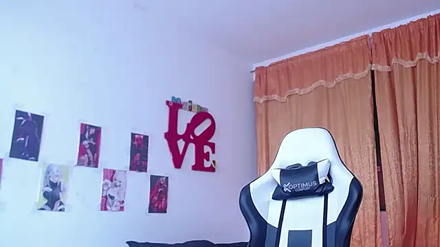 Snapshot of gigiqueen_18 chatting on October 2, 6:04 pm gigiqueen 18 online show from October 2, 6:04 pm