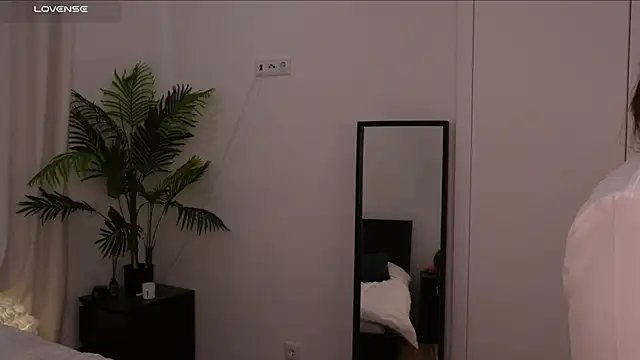 Lilly Colins online show from January 16, 2:41 pm