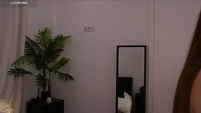 Lilly Colins online show from January 17, 9:39 pm