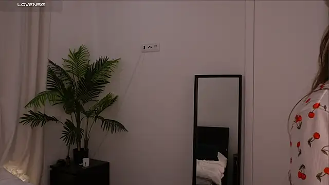 Lilly Colins online show from January 18, 5:59 pm