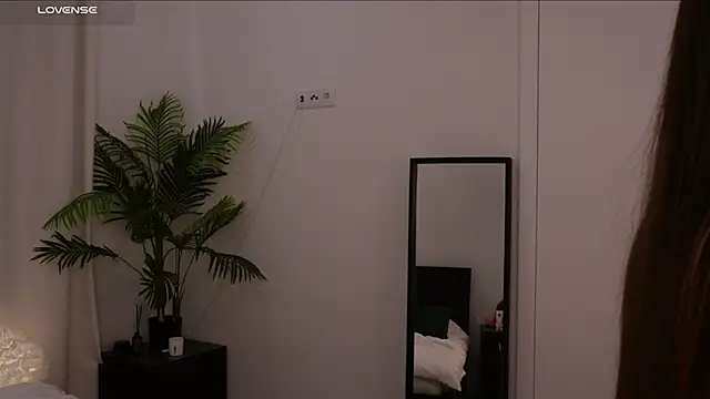 Lilly Colins online show from January 19, 9:34 pm