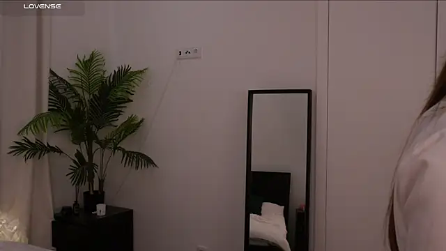 Lilly Colins online show from January 23, 2:28 pm