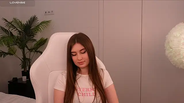 Lilly Colins online show from January 29, 10:01 pm