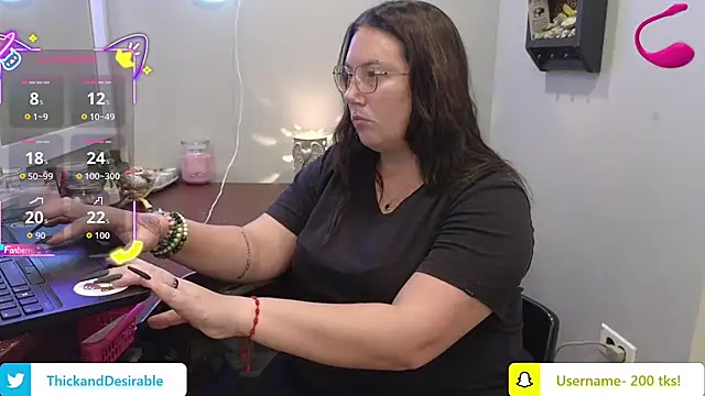 Snapshot of ThickGirlsDoItBetter chatting on October 21, 11:49 pm ThickGirlsDoItBetter online show from October 21, 11:49 pm