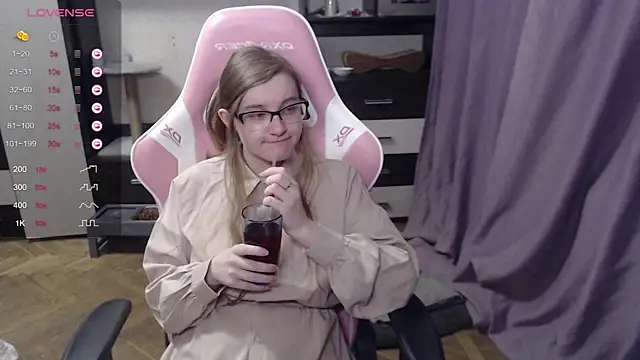 Tomato Tease online show from March 8, 7:31 pm