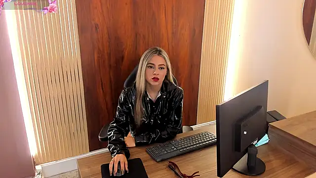 Snapshot of miacarperr1 chatting on January 29, 8:35 pm miacarperr1 online show from January 29, 8:35 pm