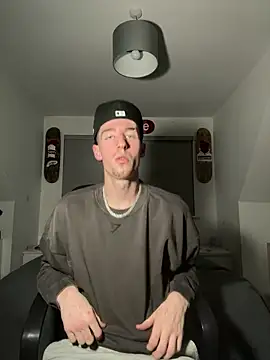 Snapshot of MikesWood21 chatting on December 2, 1:36 am MikesWood21 online show from December 2, 1:36 am