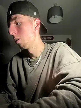 Snapshot of MikesWood21 chatting on December 5, 1:36 am MikesWood21 online show from December 5, 1:36 am