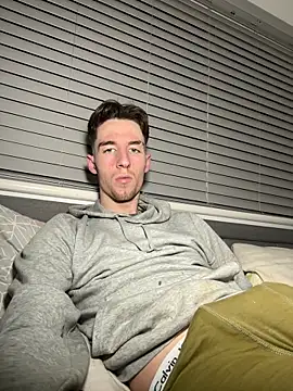 Snapshot of MikesWood21 chatting on February 27, 12:32 am MikesWood21 online show from February 27, 12:32 am