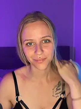 lunawolf21 online show from October 7, 6:21 am