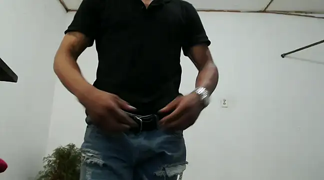 Snapshot of fernandez_latinblackk chatting on December 27, 2:04 am fernandez latinblackk online show from December 27, 2:04 am