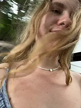 Snapshot of fluffy_bunnyxxx chatting on December 23, 4:55 am fluffy bunnyxxx online show from December 23, 4:55 am