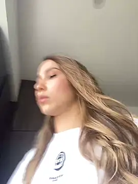 Snapshot of SophieRaily_ chatting on December 19, 8:44 pm SophieRaily online show from December 19, 8:44 pm