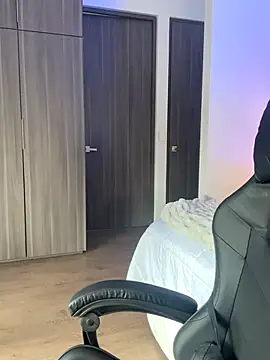 Snapshot of SophieRaily_ chatting on September 19, 7:58 pm SophieRaily online show from September 19, 7:58 pm