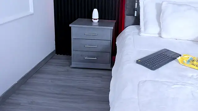 Snapshot of MiiaaMoonroee chatting on February 23, 7:00 am MiiaaMoonroee online show from February 23, 7:00 am