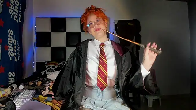 Snapshot of Nami_Curls chatting on October 31, 4:57 am Nami Curls online show from October 31, 4:57 am