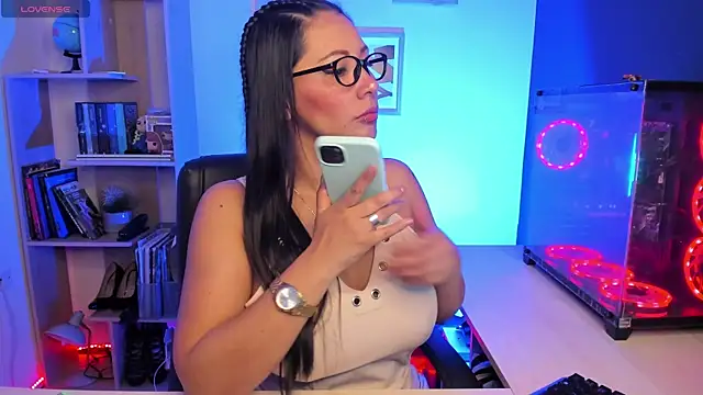 Snapshot of Sue_Wolls chatting on February 12, 4:00 pm Sue Wolls online show from February 12, 4:00 pm