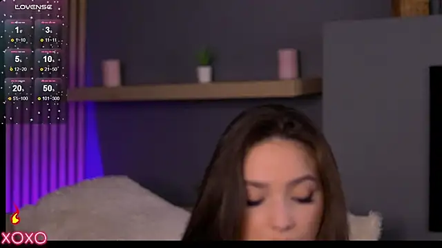 Snapshot of VixenAmour chatting on February 4, 3:22 am VixenAmour online show from February 4, 3:22 am