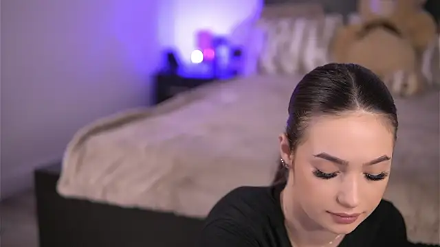 Snapshot of VixenAmour chatting on November 12, 6:47 am VixenAmour online show from November 12, 6:47 am