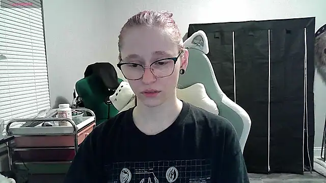 Snapshot of LilyFoxxx chatting on January 6, 4:26 am LilyFoxxx online show from January 6, 4:26 am