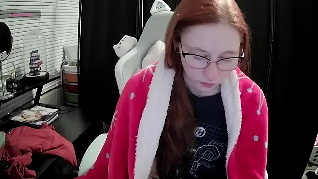 Snapshot of LilyFoxxx chatting on February 15, 5:09 am LilyFoxxx online show from February 15, 5:09 am