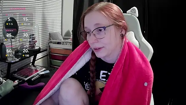 Snapshot of LilyFoxxx chatting on February 21, 4:29 am LilyFoxxx online show from February 21, 4:29 am