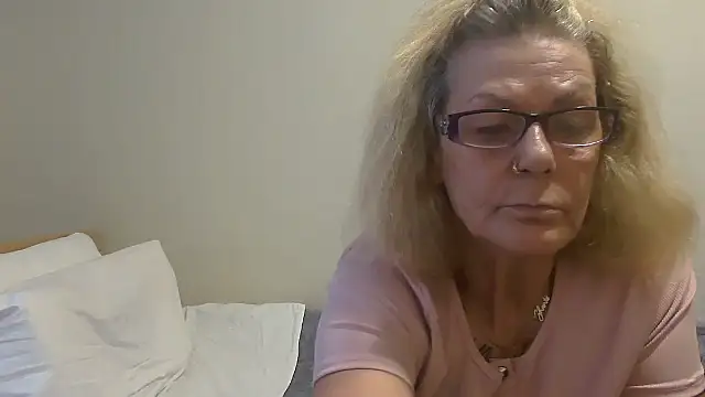 housewife shantie online show from September 26, 7:01 am