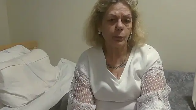 housewife shantie online show from October 9, 8:45 am