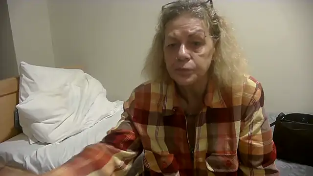 housewife shantie online show from October 23, 8:57 am