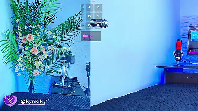 Snapshot of Kinky__Karo chatting on November 16, 1:33 am Kinky Karo online show from November 16, 1:33 am