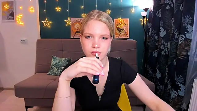 Xloe Queen online show from March 16, 1:27 pm