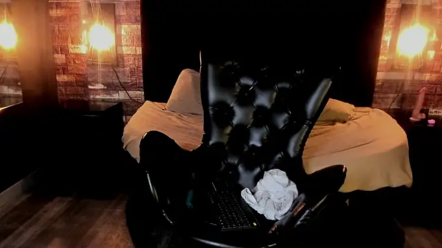 Snapshot of bella_gibson chatting on February 8, 5:50 pm bella gibson online show from February 8, 5:50 pm