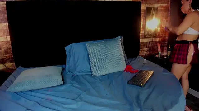 Snapshot of bella_gibson chatting on February 10, 2:37 pm bella gibson online show from February 10, 2:37 pm