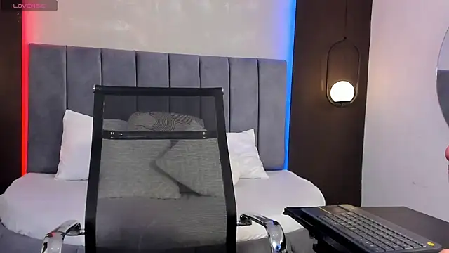 Snapshot of bella_gibson chatting on February 16, 11:38 am bella gibson online show from February 16, 11:38 am