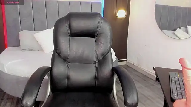 Snapshot of bella_gibson chatting on February 20, 2:35 pm bella gibson online show from February 20, 2:35 pm