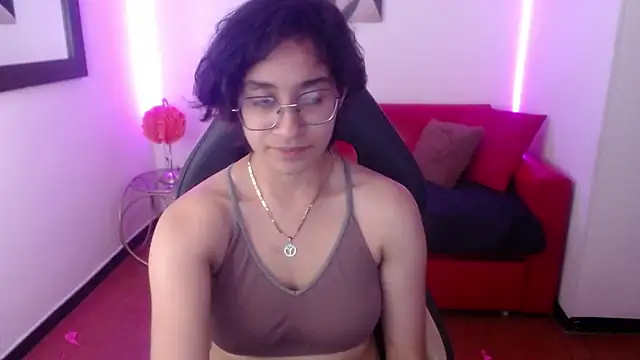 Snapshot of Lili_Gomez_ chatting on February 2, 4:43 pm Lili Gomez online show from February 2, 4:43 pm